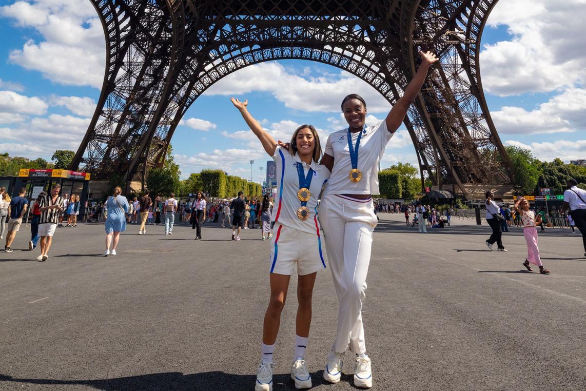 Shirine Boukli et Madeleine Malonga à la tour Eiffel