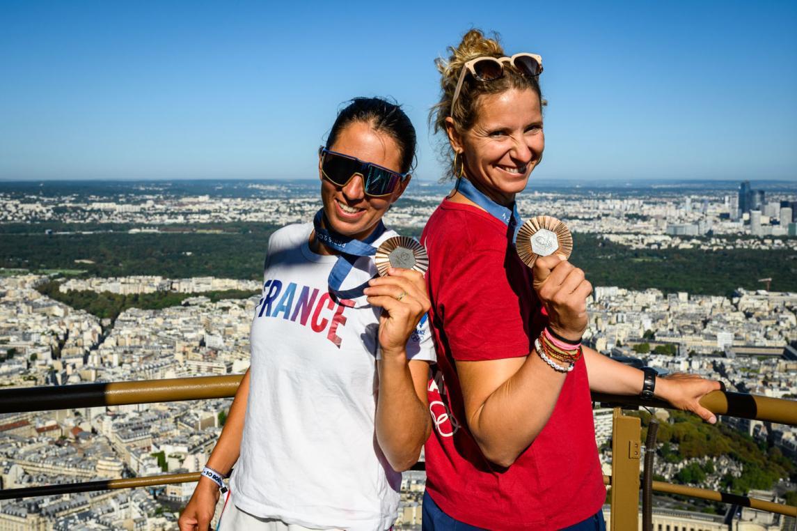 Sarah Steyaert et Charline Picon à la tour Eiffel