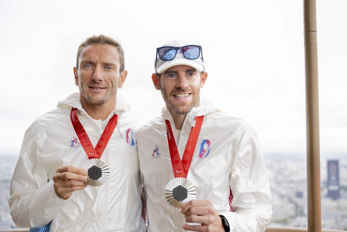 Thibaut Rigaudeau et son guide Cyril Viennot à la tour Eiffel