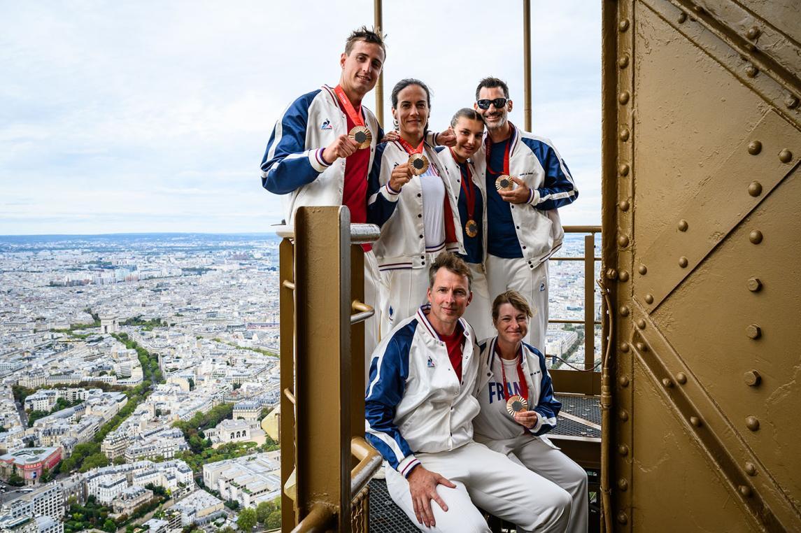 Equipe française de para-aviron à la tour Eiffel