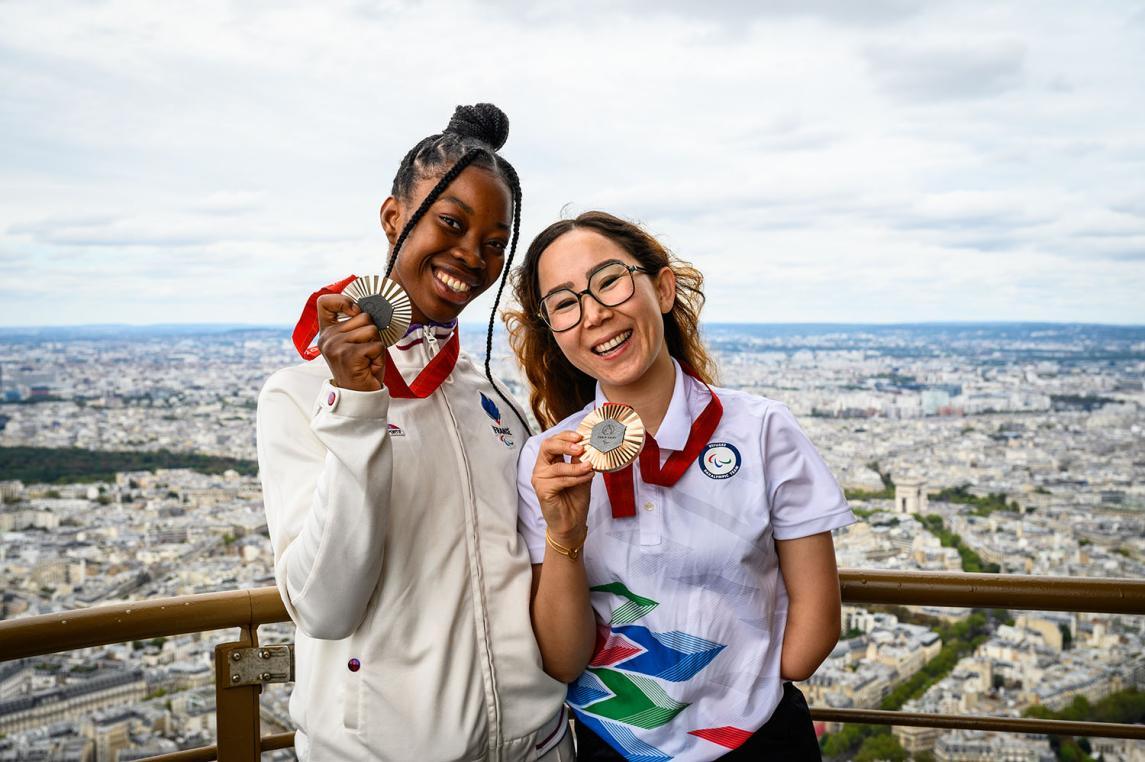 Djelika Diallo et Zakia Khudadadi à la tour Eiffel