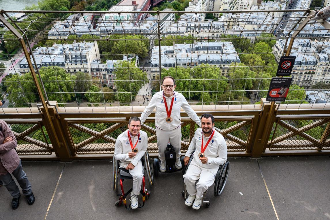 Equipe de para-escrime à la tour Eiffel