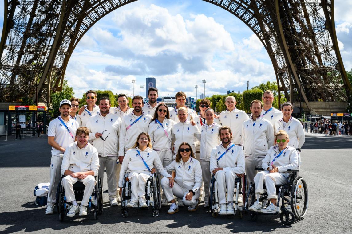 Equipe de française de para-natation à la tour Eiffel