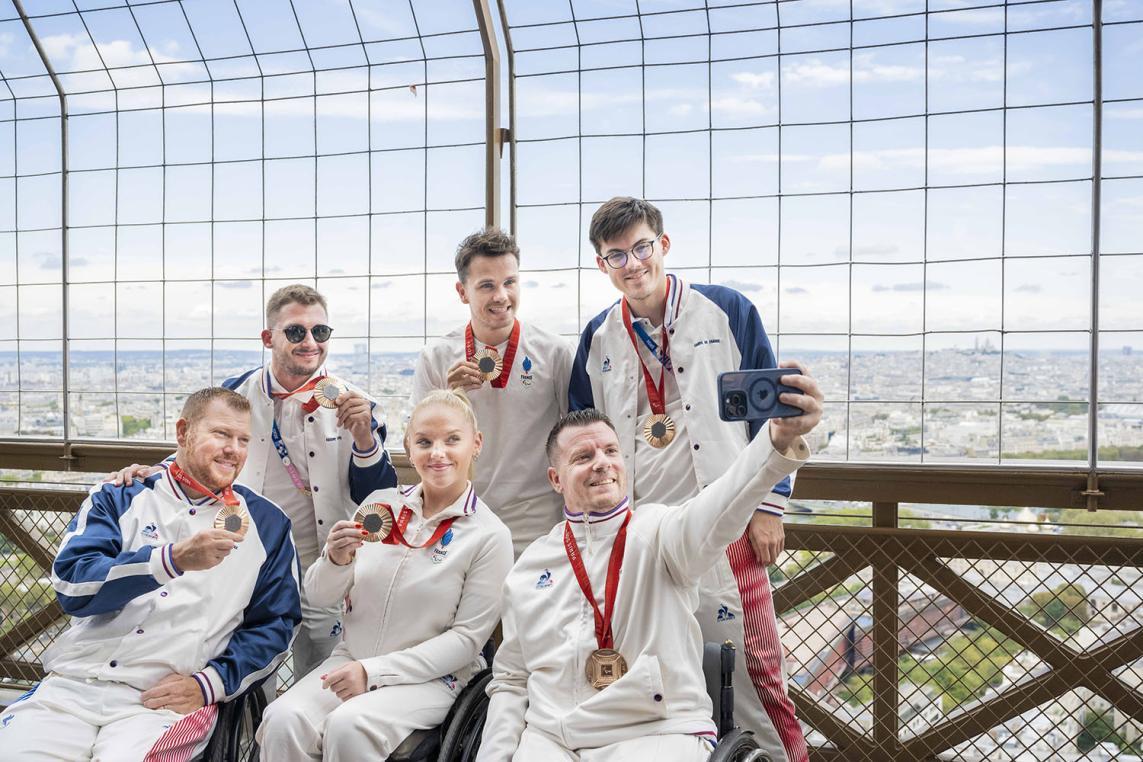 Equipe française de para-tennis de table à la tour Eiffel