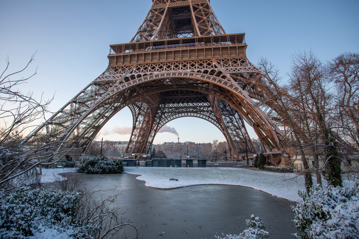Jardins de la tour Eiffel sous la neige