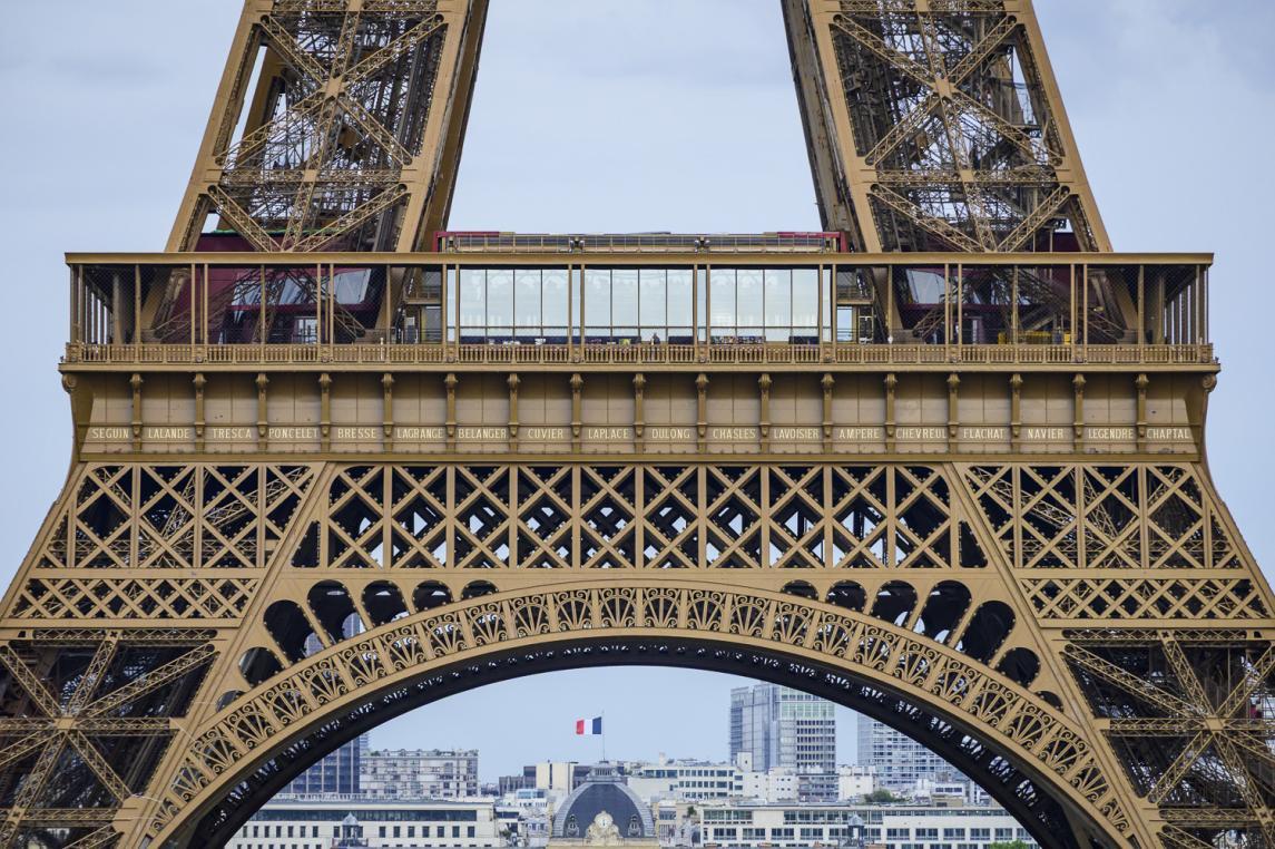 Frise des savants autour du 1er étage de la tour Eiffel