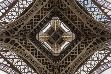 Vue sous la tour Eiffel