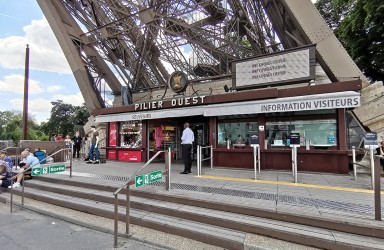 Vista sul pilastro ovest e sul Punto Informazioni