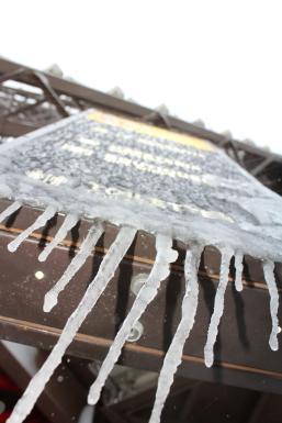 un panel de la torre Eiffel cobierto de hielo