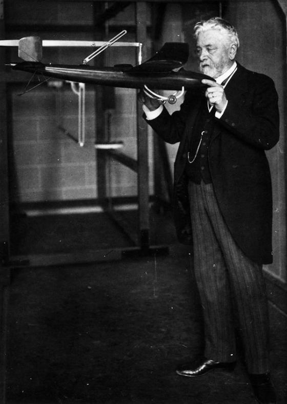 Gustave Eiffel et un prototype d'avion