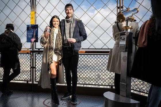 Foto de una pareja celebrando el Día de San Valentín en lo alto de la Torre Eiffel