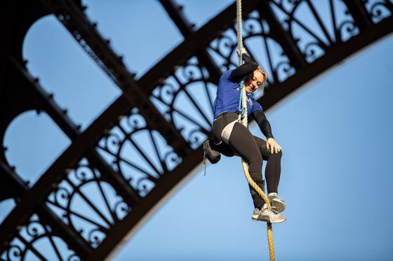 Foto de Anouk Garnier escalando por la cuerda