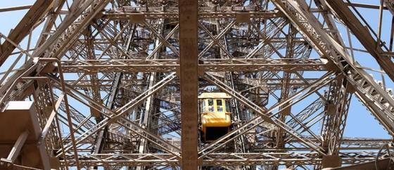 Vue des duolift de la tour Eiffel