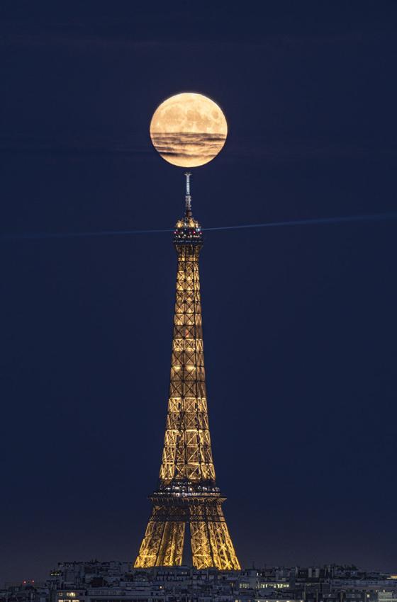 Photo de la Tour de nuit avec la lune
