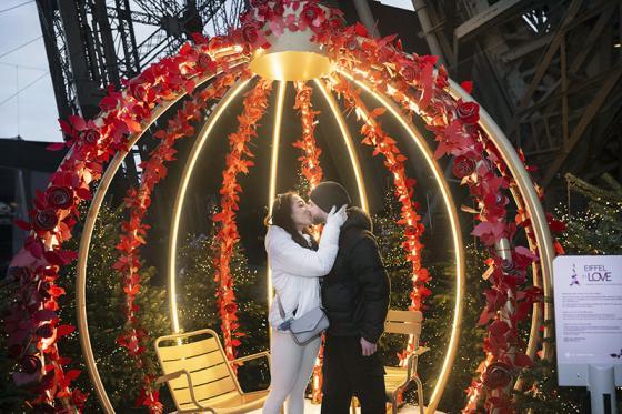 Una pareja de visitantes en la 1ª planta de la Torre Eiffel