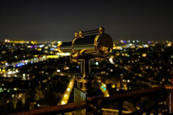 Vue nocturne sur Paris depuis la tour Eiffel