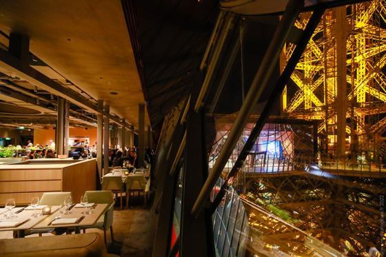 Vue nocturne depuis Madame Brasserie sur la structure de la tour Eiffel