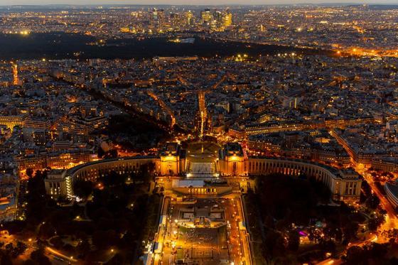 Vue nocturne sur Paris depuis le sommet de la tour Eiffel