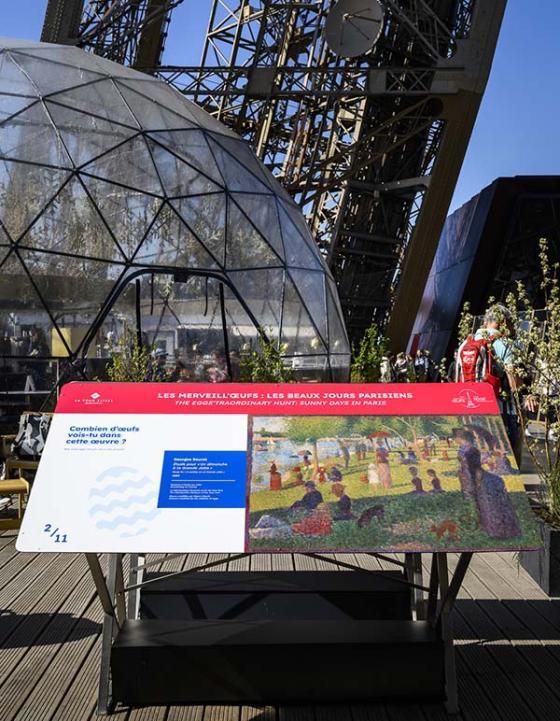 Un panneau avec une œuvre d'art au 1er étage de la tour Eiffel