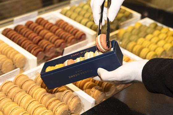 Photo d'un assortiment de macarons Pierre Hermé