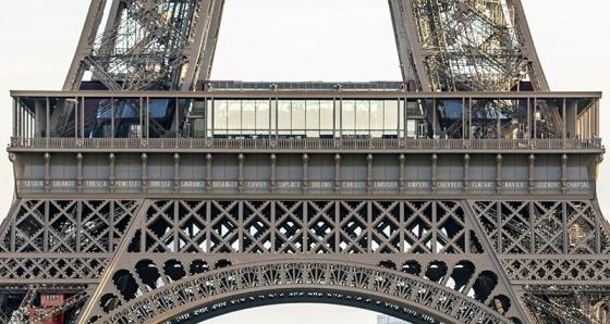 Frise des savants au 1er étage vue depuis le Trocadéro