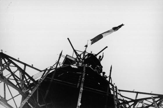 Photo du sommet avec le drapeau lors de la Libération de Paris en août 1944