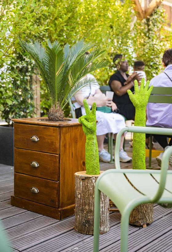 Sculptures végétales sur la terrasse d'été 2025