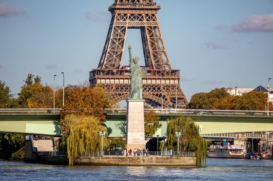 Vista sulla statua della Libertà a Parigi e sulla Torre Eiffel sullo sfondo