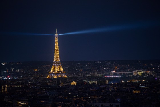 La Torre Eiffel illuminata di notte