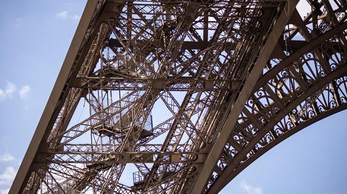 Foto de un pilar de la Torre Eiffel
