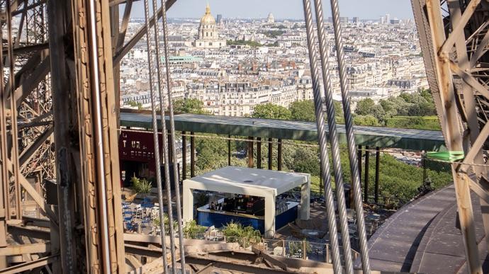 Billete para el ascensor de la 2ª planta con copa de champán